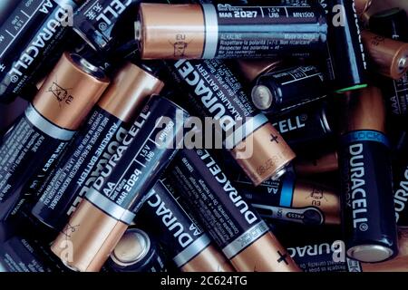 Gros plan sur pile de piles alcalines AA Duracell Banque D'Images