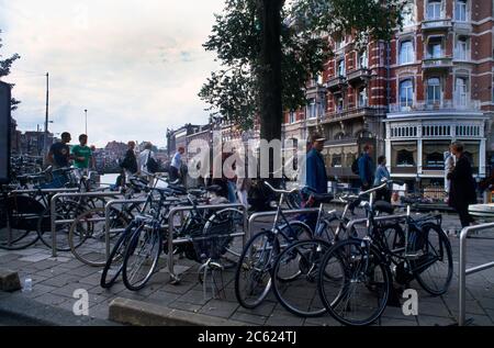 Amsterdam Holland Bikes dans le stand de vélo près du Canal Banque D'Images