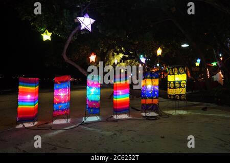 Koh Samet,Thaïlande - 25 décembre 2011 : illuminations colorées et lumineuses dans un café de plage la veille de Noël. De nombreux touristes passent chaque année leur calamar de Noël Banque D'Images