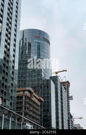 Grand chantier de construction avec divers types d'équipement vu dans le centre de Montréal, Canada. Banque D'Images