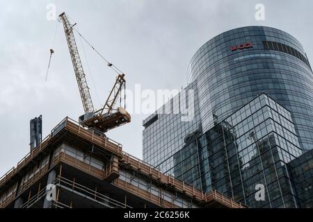 Grand chantier de construction avec divers types d'équipement vu dans le centre de Montréal, Canada. Banque D'Images