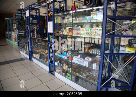 St George's Grenada Esplanade Mall comptoir vendant des cigarettes, des cigares, du thé, du café et d'autres produits Banque D'Images