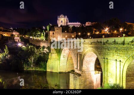 Pont San Martin à Tolède, Espagne dans une belle nuit d'été Banque D'Images