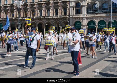 Milan, Italie. 04e juillet 2020. Des centaines de drapeaux, T-shirts, bannières, signes avec le mot «respect» envahissent le centre à l'occasion de la mobilisation nationale des infirmières et du personnel de santé appelé par le syndicat national Nursing Up à la place Duomo Milan. (Photo de Luca Ponti/Pacific Press/Sipa USA) crédit: SIPA USA/Alay Live News Banque D'Images