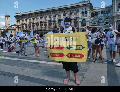 Milan, Italie. 04e juillet 2020. Des centaines de drapeaux, T-shirts, bannières, signes avec le mot «respect» envahissent le centre à l'occasion de la mobilisation nationale des infirmières et du personnel de santé appelé par le syndicat national Nursing Up à la place Duomo Milan. (Photo de Luca Ponti/Pacific Press/Sipa USA) crédit: SIPA USA/Alay Live News Banque D'Images