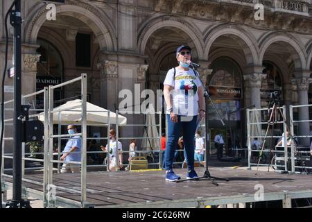 Milan, Italie. 04e juillet 2020. Des centaines de drapeaux, T-shirts, bannières, signes avec le mot «respect» envahissent le centre à l'occasion de la mobilisation nationale des infirmières et du personnel de santé appelé par le syndicat national Nursing Up à la place Duomo Milan. (Photo de Luca Ponti/Pacific Press/Sipa USA) crédit: SIPA USA/Alay Live News Banque D'Images