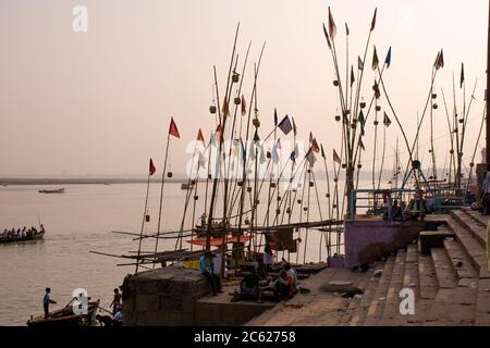 varanasi uttar pradesh inde le 12 novembre 2016:Akash Deep Puja, festival de lanternes du ciel sur la rive du Gange (Ganga), Varanasi (Benares), Uttar P. Banque D'Images