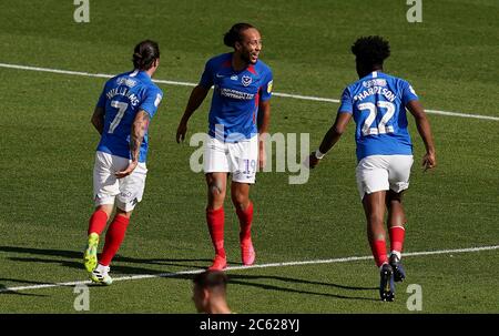 Marcus Harness de Portsmouth (au centre) célèbre le premier but de son équipe avec Ryan Williams (à gauche) et Ellis Harrison avant le match de demi-finale de la Sky Bet League One, deuxième match de la jambe au Kassam Stadium, à Oxford. Banque D'Images