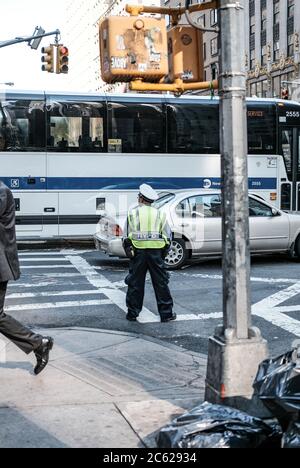 Un agent de contrôle de la circulation de la NYPD a été vu dans les rues animées de New York à une période de la journée très occupée. Banque D'Images
