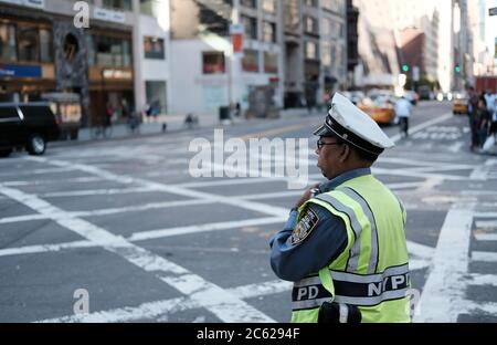 Un agent de contrôle de la circulation de la NYPD a été vu dans les rues animées de New York à une période de la journée très occupée. Banque D'Images