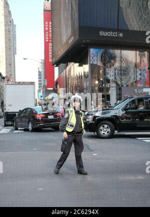 Un agent de contrôle de la circulation de la NYPD a été vu dans les rues animées de New York à une période de la journée très occupée. Banque D'Images