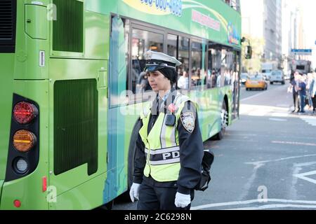 Un agent de contrôle de la circulation de la NYPD a été vu dans les rues animées de New York à une période de la journée très occupée. Banque D'Images