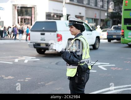 Un agent de contrôle de la circulation de la NYPD a été vu dans les rues animées de New York à une période de la journée très occupée. Banque D'Images