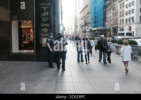 Trance à la Trump Tower à Manhattan, montrant les agents de sécurité de NYPD près de l'entrée près d'un trottoir très fréquenté. Banque D'Images