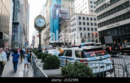 Trance à la Trump Tower à Manhattan, montrant les agents de sécurité de NYPD près de l'entrée près d'un trottoir très fréquenté. Banque D'Images