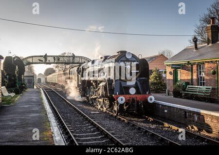 BR '9F' 2-10-0 N° 92212 arrive à Medstead et à la gare de four Marks sur le Mid-Hants Railway, Hampshire Banque D'Images