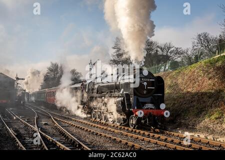 BR '9F' 2-10-0 N° 92212 part de la gare de Robley sur le chemin de fer Mid-Hants, Hampshire Banque D'Images