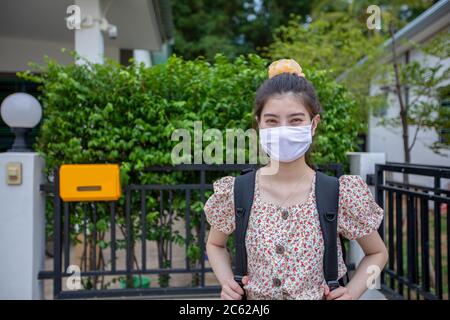Femmes asiatiques souriantes portant un masque de protection sur le visage pour la protection de la pollution de l'air, des particules et pour la protection du virus de la grippe, de la grippe, du coronav Banque D'Images
