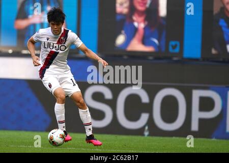 Milan, Italie. 05e juillet 2020. Série de football italien A. Takehiro Tomiyasu du FC de Bologne pendant la série A match entre le FC Internazionale et le FC de Bologne. Banque D'Images