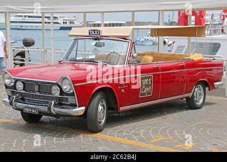 Capri, Italie - 26 juin 2014 : taxi Cabrio Oldtimer car à l'île de Capri, Italie. Banque D'Images