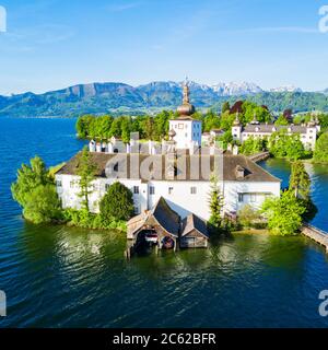 Gmunden Schloss Ort ou Schloss Orth sur le lac Traunsee vue panoramique aérienne, en Autriche. Gmunden Schloss Ort est un château autrichien fondé vers 1080 Banque D'Images