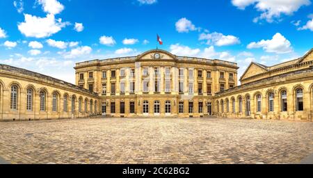 Palais Rohan, Hôtel de ville de Bordeaux, France, dans une belle journée d'été Banque D'Images