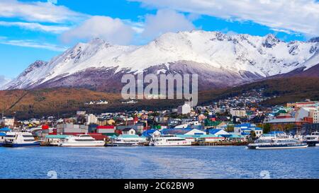 Ushuaia vue aérienne. Ushuaia est la capitale de la province de Terre de Feu en Argentine. Banque D'Images