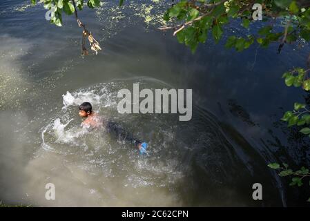 Srinagar, Inde. 02 juillet 2020. Un enfant naine dans le lac Dal pendant une chaude journée d'été à Srinagar. Crédit : SOPA Images Limited/Alamy Live News Banque D'Images