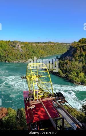 Vue panoramique d'un téléphérique et de son équipement vu passer avec des passagers près des rivières sauvages de Niagara Falls en automne. Banque D'Images