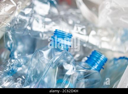 Concept zéro déchet : bouteilles en plastique dans la corbeille Banque D'Images