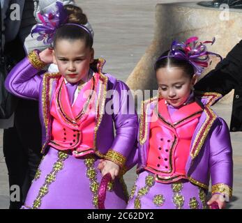 La Valette, Malte. 21 février 2020. Les fêtards en costumes colorés défilent à travers la Valette, Malte, le 21 février 2020, pendant le Carnaval. Crédit : Mark Hertzberg/ZUMA Wire/Alay Live News Banque D'Images