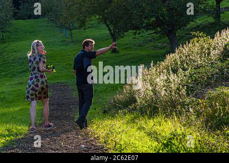 Une esthétique exceptionnelle. Les herbes et les fruits des buissons sur le bord de la prairie comme le limon, le Roßmint ou le sloe le font également dans les Cuvees de Schlit. Manufaktur Jörg Geiger, Schlat, Allemagne Banque D'Images