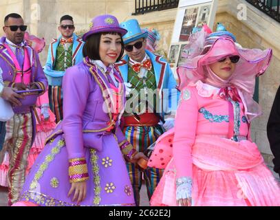 La Valette, Malte. 21 février 2020. Les fêtards en costumes colorés défilent à travers la Valette, Malte, le 21 février 2020, pendant le Carnaval. Crédit : Mark Hertzberg/ZUMA Wire/Alay Live News Banque D'Images