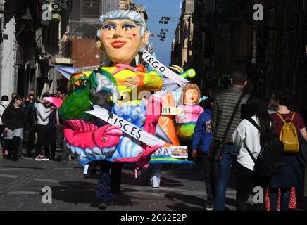 La Valette, Malte. 21 février 2020. Les fêtards en costumes colorés défilent à travers la Valette, Malte, le 21 février 2020, pendant le Carnaval. Crédit : Mark Hertzberg/ZUMA Wire/Alay Live News Banque D'Images