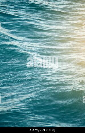 Fond bleu d'eau de mer, image en tons Banque D'Images