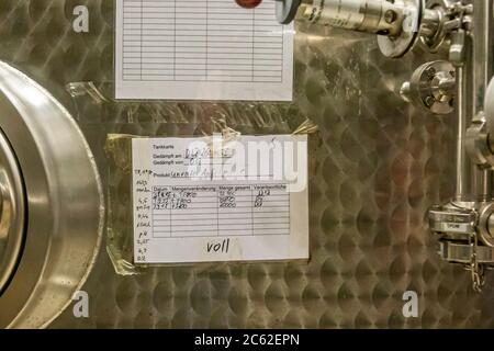 Jörg Geiger Manufaktur pour le vin de fruits et les jus. 42 réservoirs en acier inoxydable - le nouveau grand garde-manger de l'usine II de la manufacture Jörg Geiger Banque D'Images