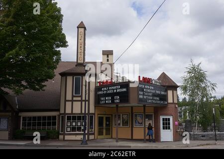 Le panneau d'affichage du cinéma au Lake Theatre, dans le centre-ville de Lake Oswego, montre le nombre de nouveaux cas de COVID-19 signalés en Oregon le samedi 4 juillet 2020. Banque D'Images