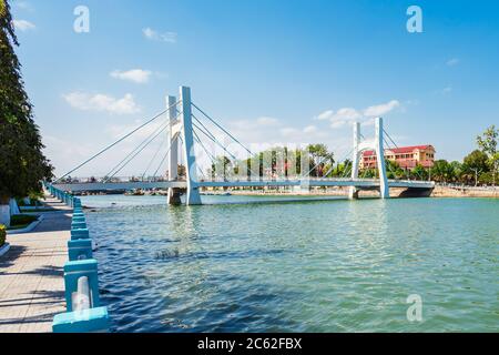 Cau Le Hong Phong Bridge et Tour de l'eau dans la ville de Phan Thiet près de Mui Ne au Vietnam Banque D'Images