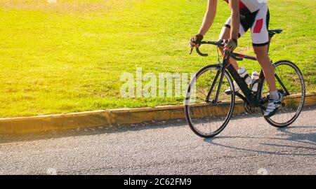 Entraînement cycliste en été le matin Banque D'Images
