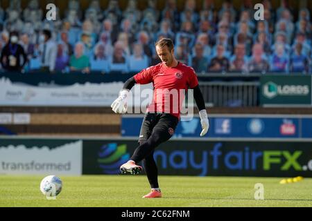 High Wycombe, Royaume-Uni. 06e juillet 2020. Alex Cairns de Fleetwood Town se réchauffe devant le match de la demi-finale de la ligue 1 de Sky Bet entre Wycombe Wanderers (4) et Fleetwood Town (1) derrière des portes fermées en raison des directives actuelles de confinement de Covid-19 sur le sport à Adams Park, High Wycombe, Angleterre, le 6 juillet 2020. Photo de David Horn. Crédit : images Prime Media/Alamy Live News Banque D'Images