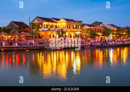 Des bateaux de pêche à la rivière de l'ancienne ville de Hoi An à Quang Nam Province du Vietnam Banque D'Images