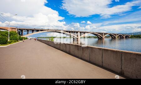 Pont communal est un pont piétonnier et automobile à travers le fleuve Ienisseï à Krasnoyarsk, Russie Banque D'Images