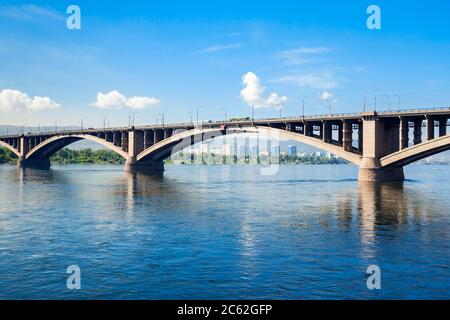 Pont communal est un pont piétonnier et automobile à travers le fleuve Ienisseï à Krasnoyarsk, Russie Banque D'Images