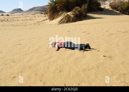 Image conceptuelle de l'impuissance humaine devant le désert Banque D'Images