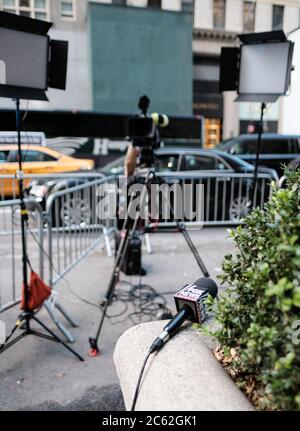 Célèbre entreprise de diffusion de nouvelles américaine vue avec son équipement devant l'entrée de la Trump Tower, New York. Banque D'Images