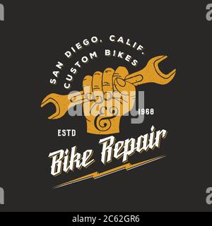 Modèle de panneau, d'étiquette ou de logo vintage pour la réparation de vélo. Clé de maintien avec typographie rétro et textures de merde. Illustration de Vecteur