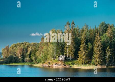 Suède. Belle maison de chalet en bois suédois sur la côte des îles Rocheuses en été Sunny soir. Paysage de lac ou de rivière Banque D'Images