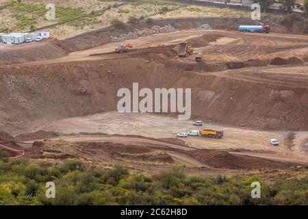 Travaux de terrassement majeurs dans le cadre de l'extension du périphérique en cours de construction pour rejoindre la TF1 et la TF5, à la périphérie du village de Santiago del te Banque D'Images