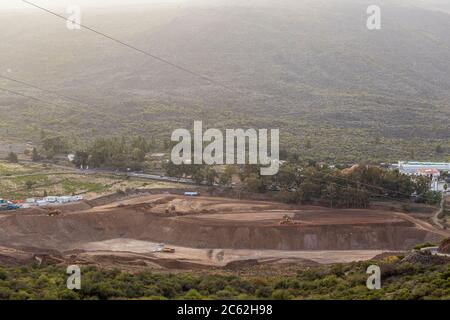 Travaux de terrassement majeurs dans le cadre de l'extension du périphérique en cours de construction pour rejoindre la TF1 et la TF5, à la périphérie du village de Santiago del te Banque D'Images