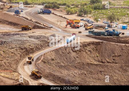 Travaux de terrassement majeurs dans le cadre de l'extension du périphérique en cours de construction pour rejoindre la TF1 et la TF5, à la périphérie du village de Santiago del te Banque D'Images